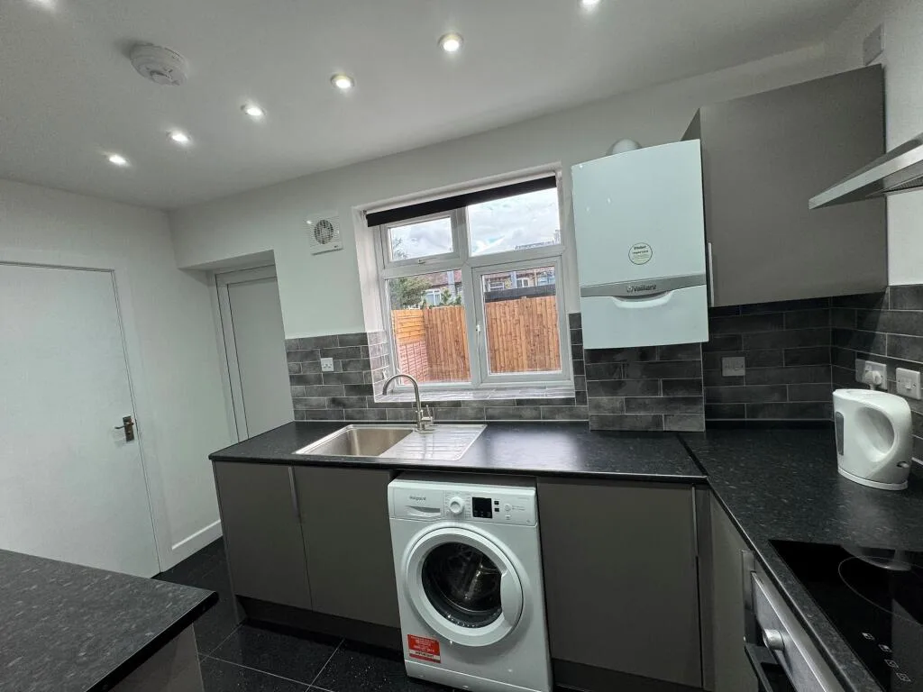 3 bedroom end of terrace house for rent
