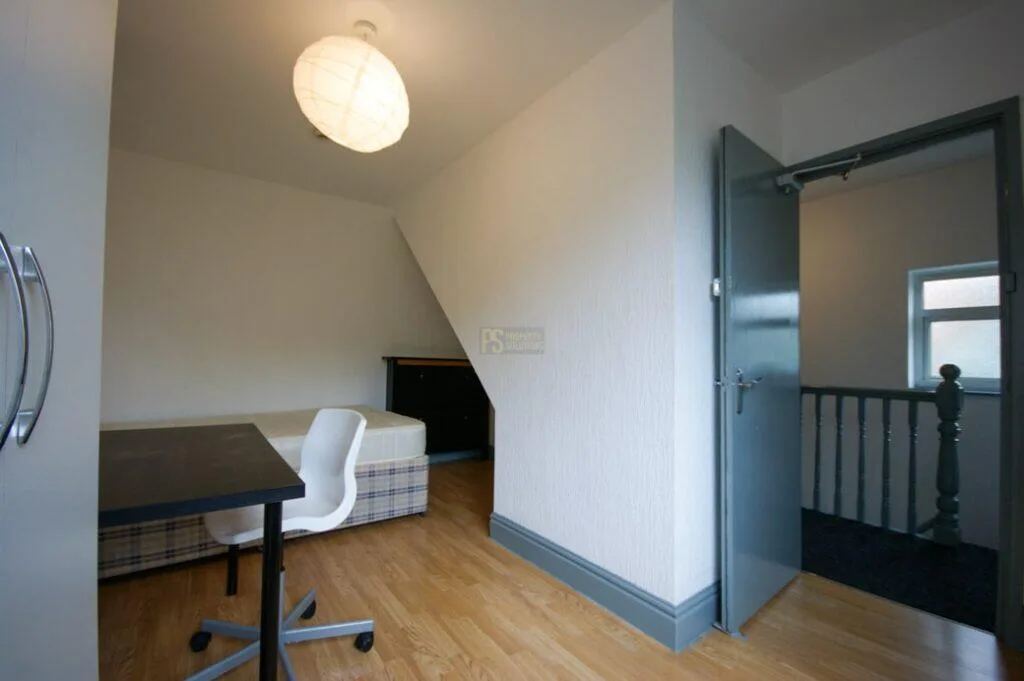 5 bedroom end of terrace house for rent