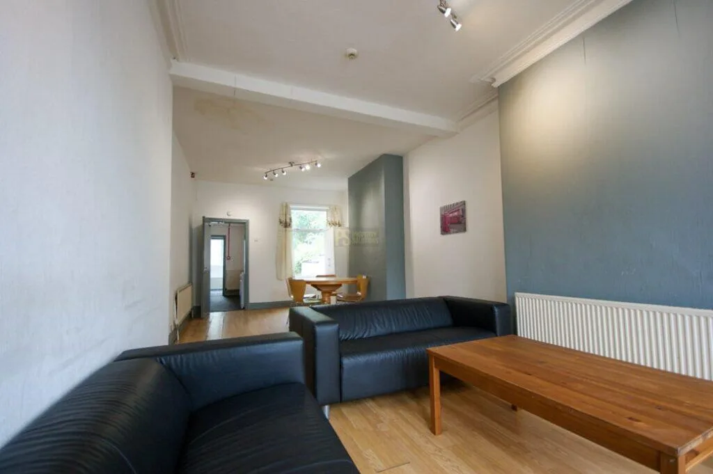 5 bedroom end of terrace house for rent