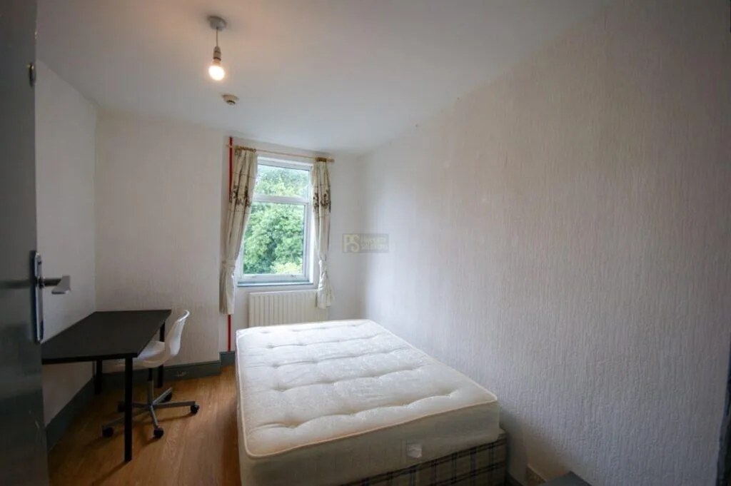 5 bedroom end of terrace house for rent