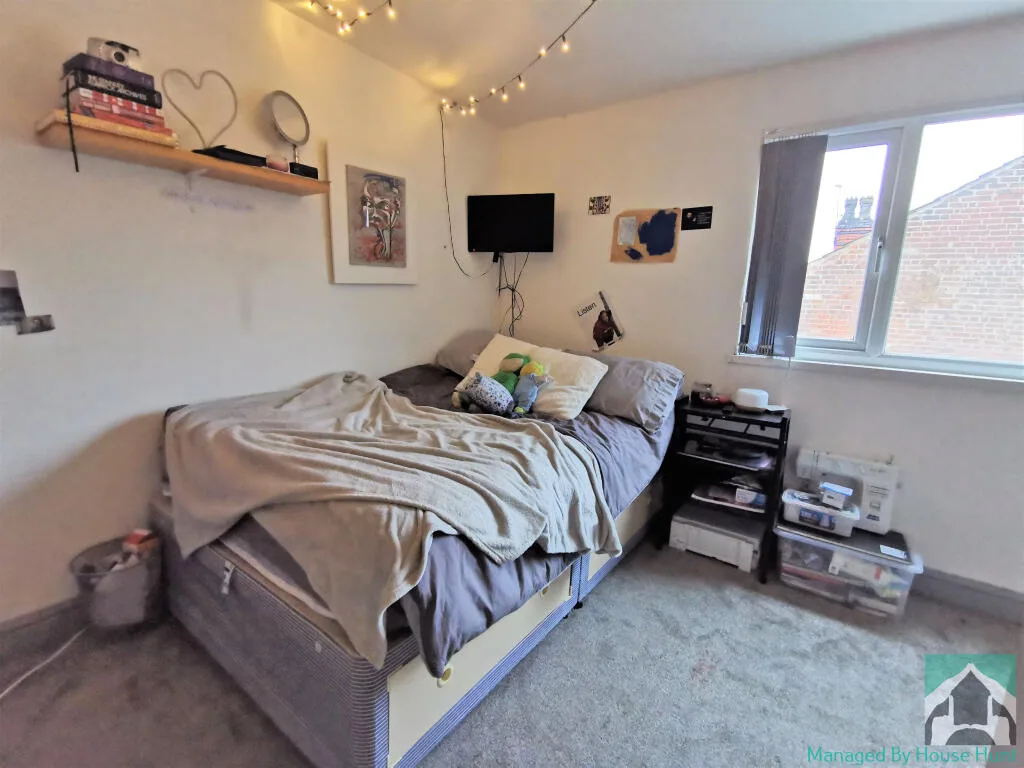 5 bedroom end of terrace house for rent