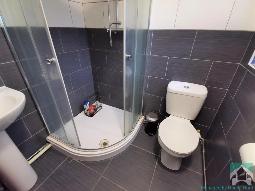5 bedroom end of terrace house for rent