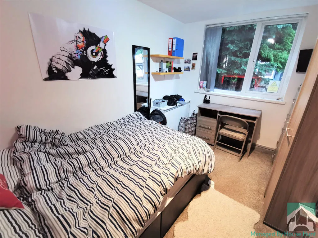 5 bedroom end of terrace house for rent