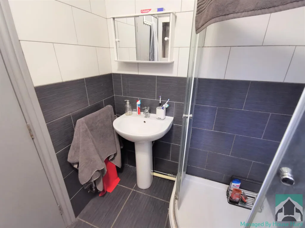 5 bedroom end of terrace house for rent