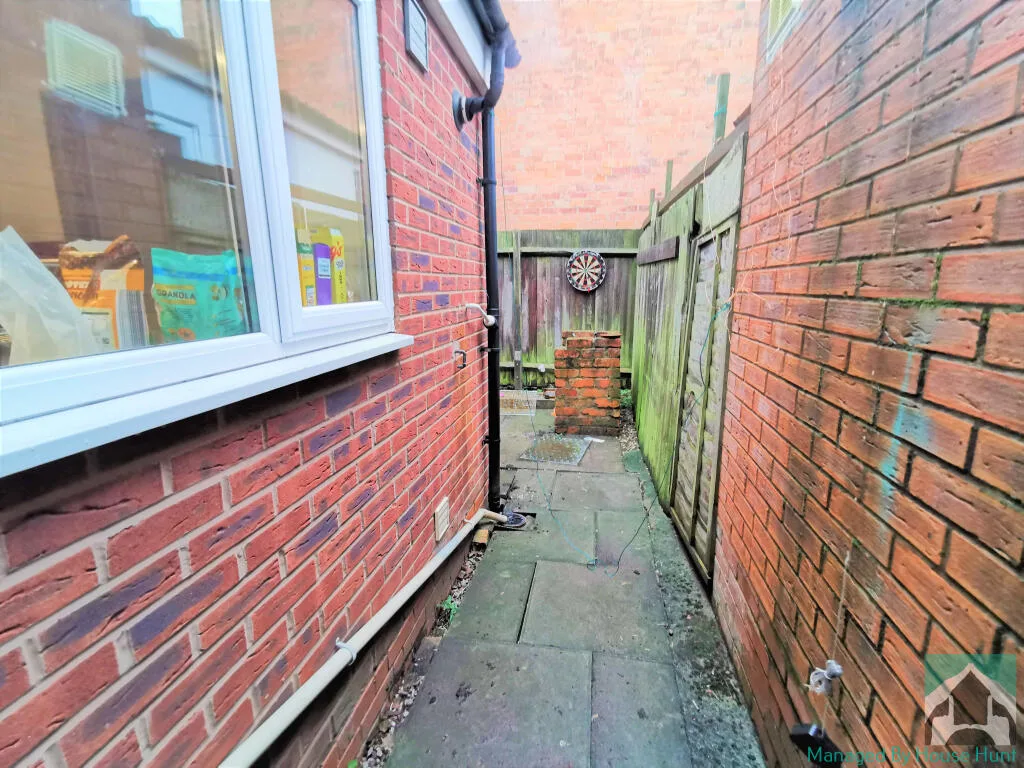 5 bedroom end of terrace house for rent
