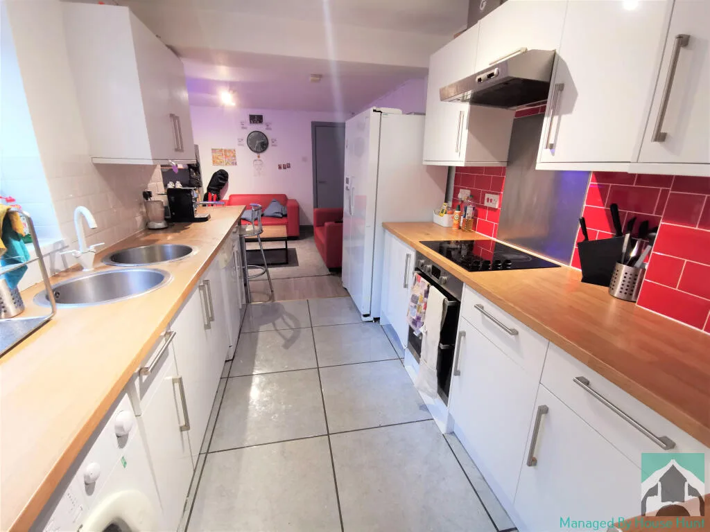 5 bedroom end of terrace house for rent