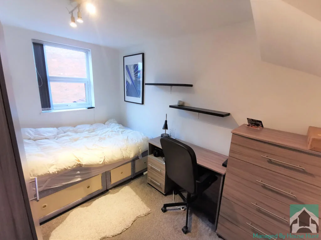 5 bedroom end of terrace house for rent