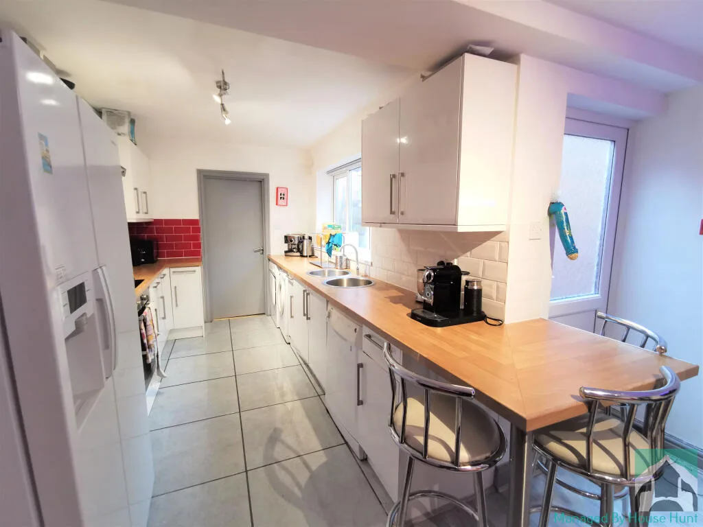 5 bedroom end of terrace house for rent