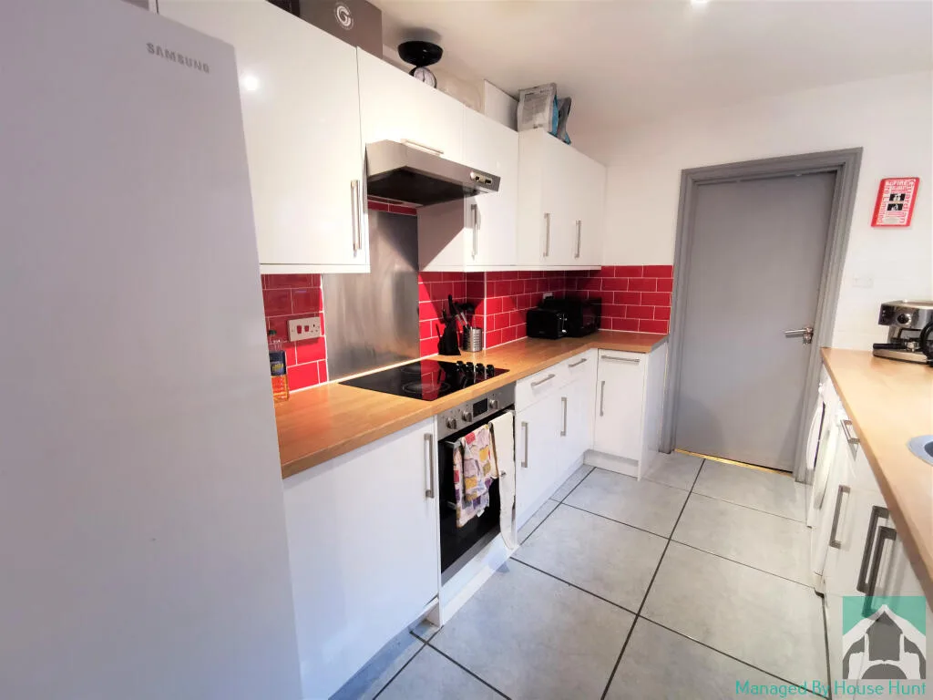 5 bedroom end of terrace house for rent