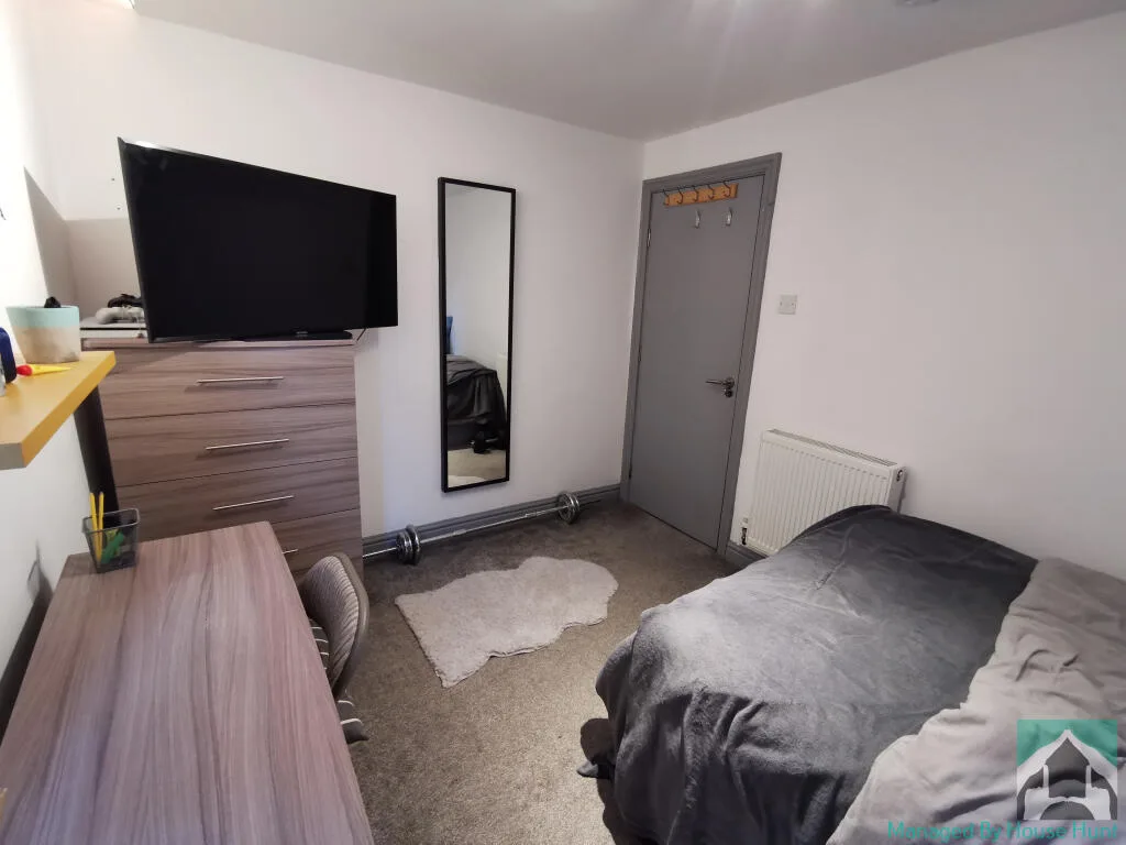 5 bedroom end of terrace house for rent