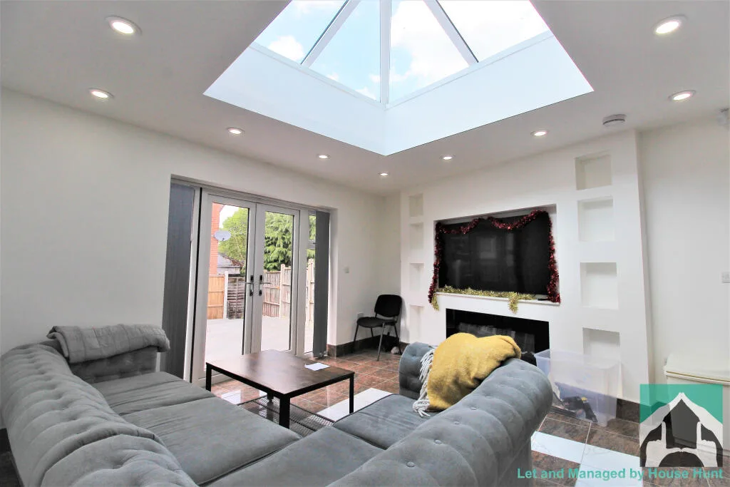6 bedroom house for rent