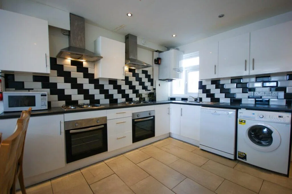 6 bedroom terraced house for rent