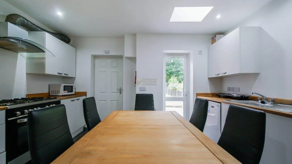 5 bedroom terraced house for rent