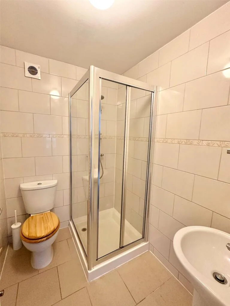 5 bedroom terraced house for rent