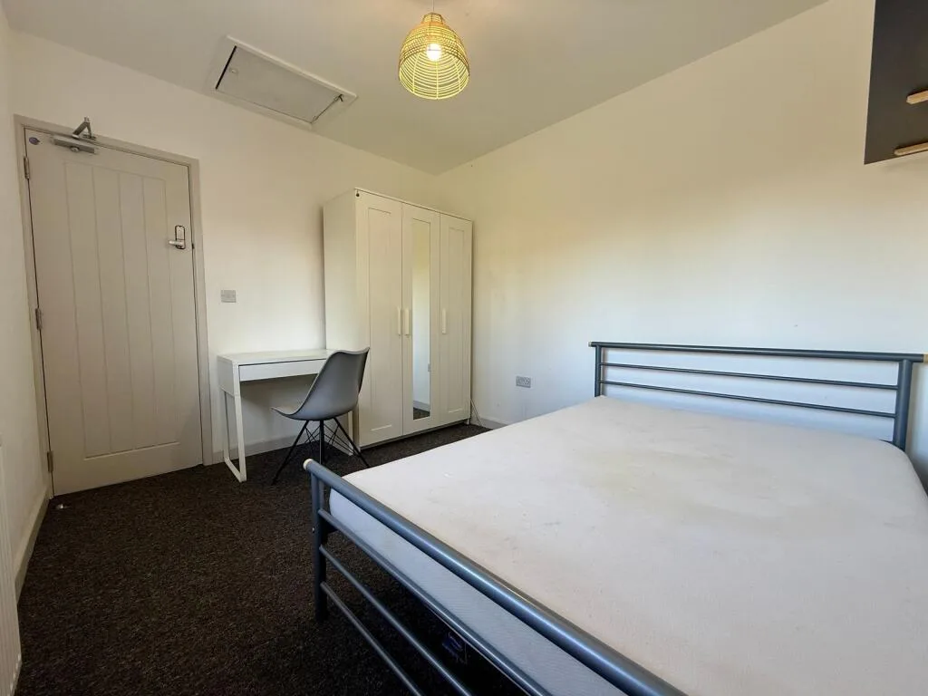 6 bedroom terraced house for rent