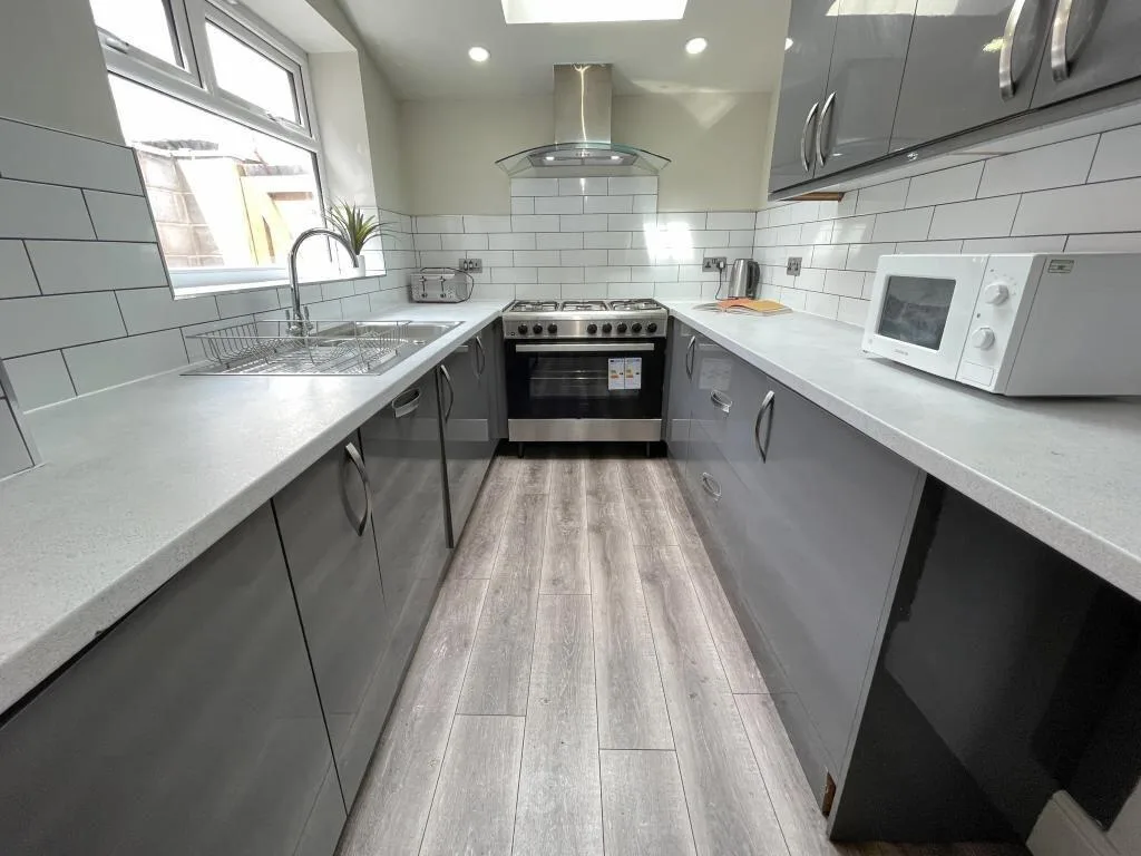 6 bedroom terraced house for rent