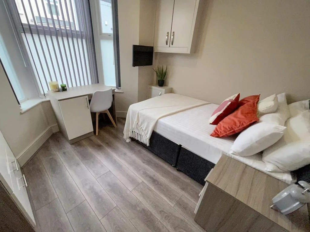 6 bedroom terraced house for rent