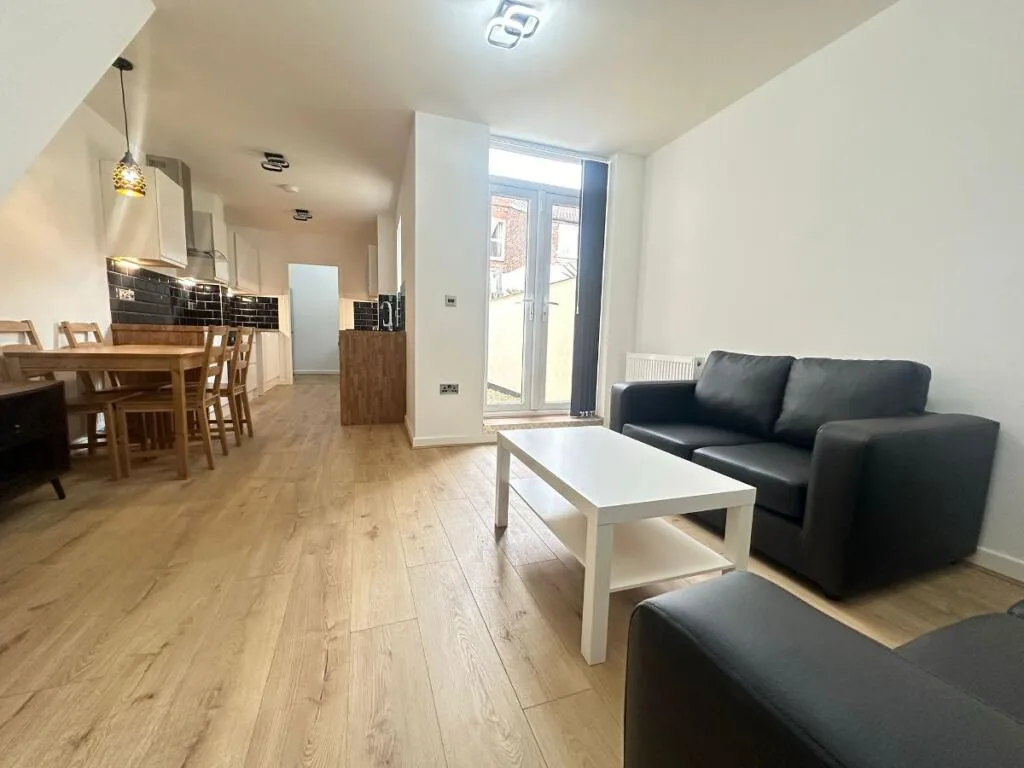 5 bedroom terraced house for rent