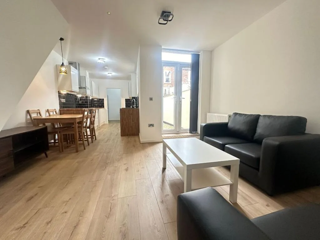 5 bedroom terraced house for rent