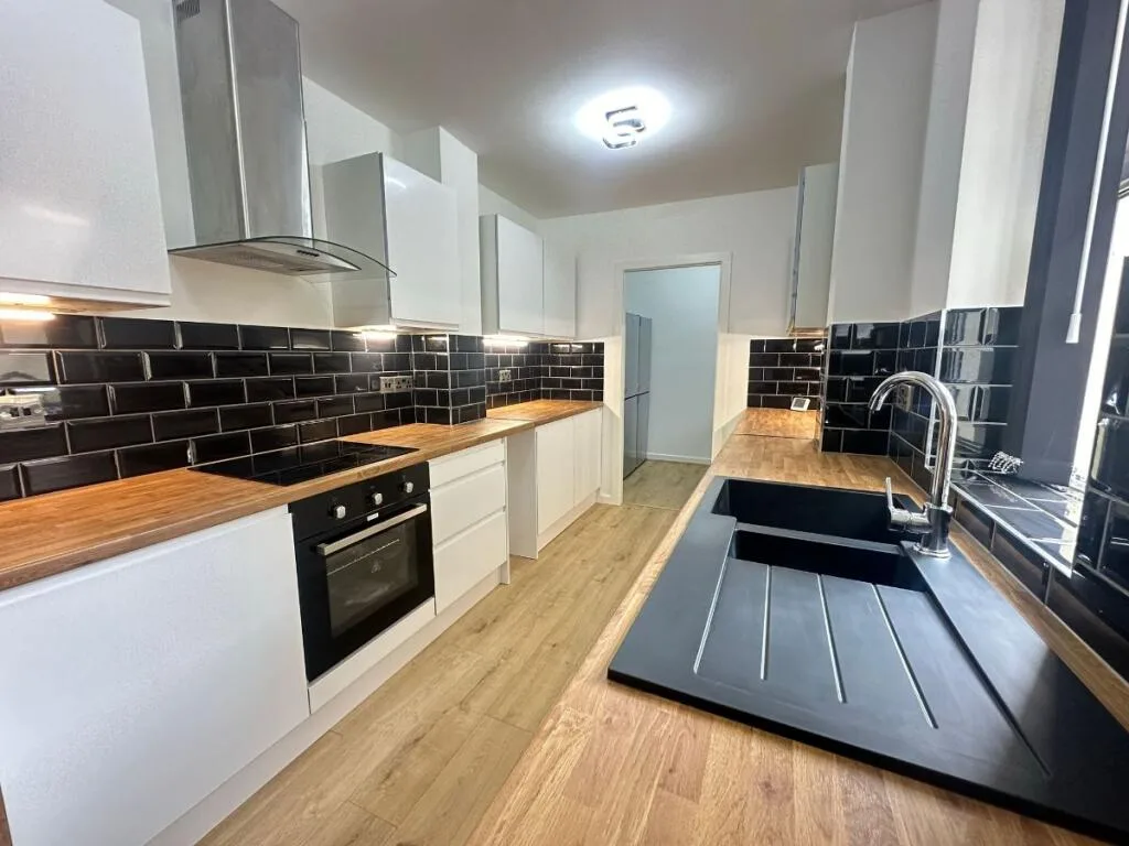5 bedroom terraced house for rent