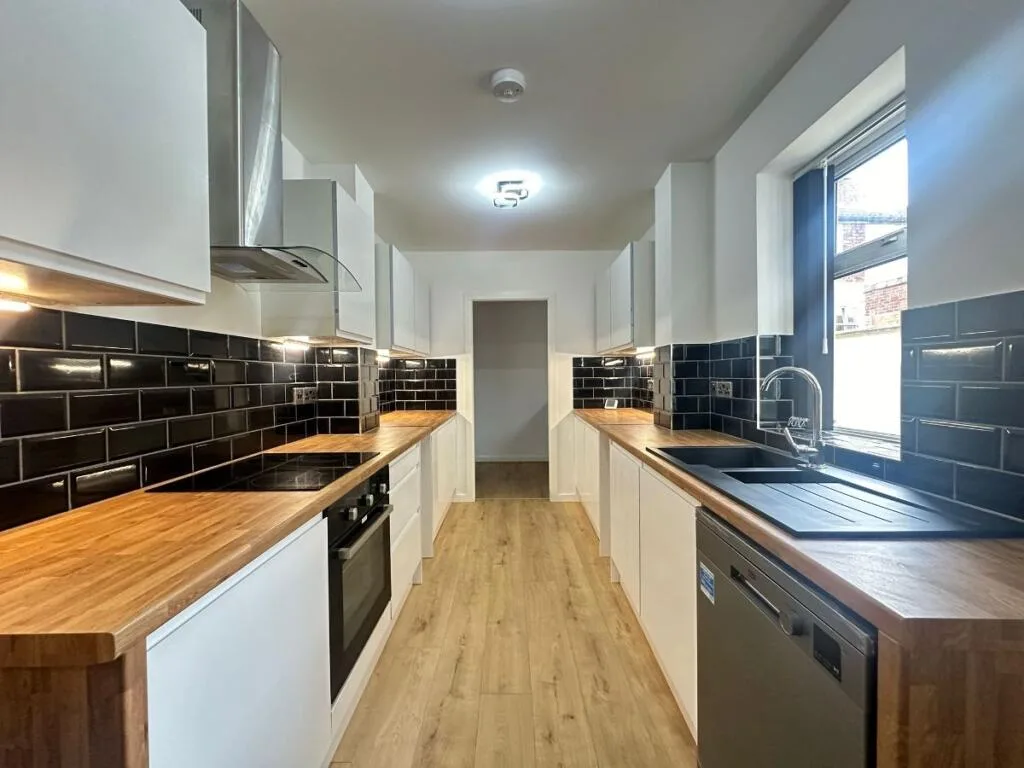 5 bedroom terraced house for rent