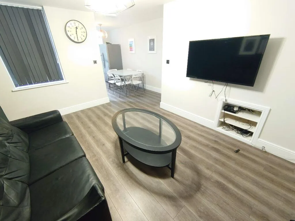 6 bedroom terraced house for rent