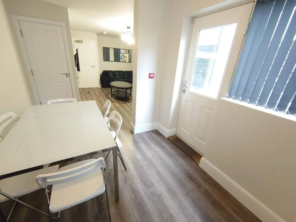 6 bedroom terraced house for rent
