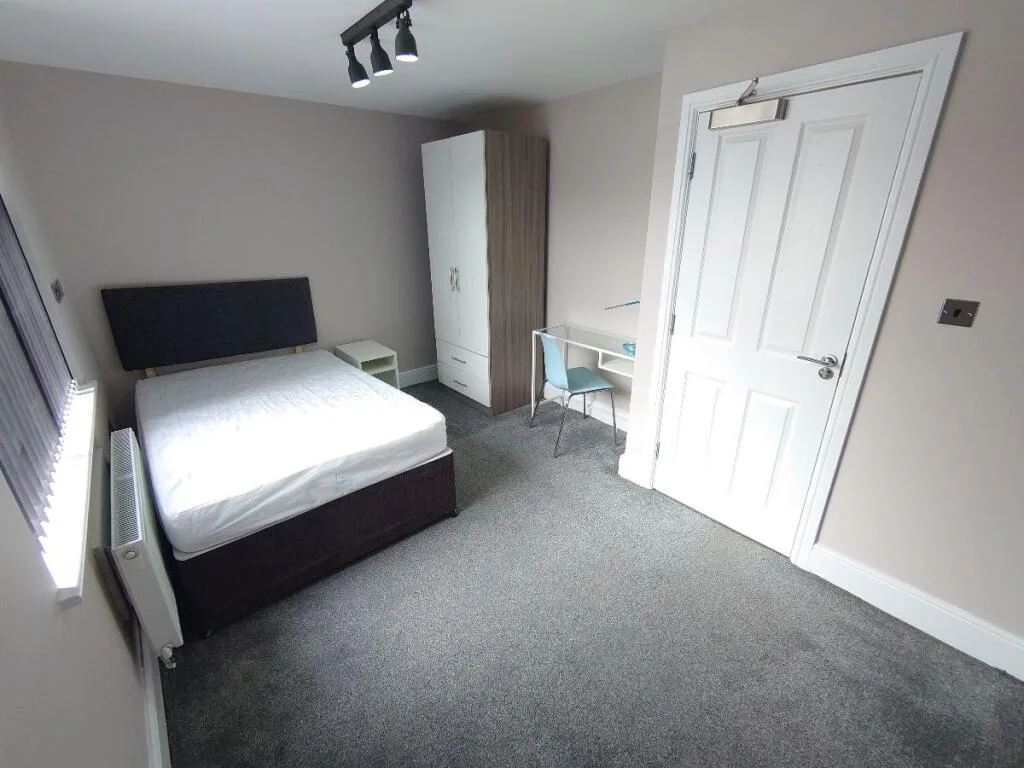 6 bedroom terraced house for rent