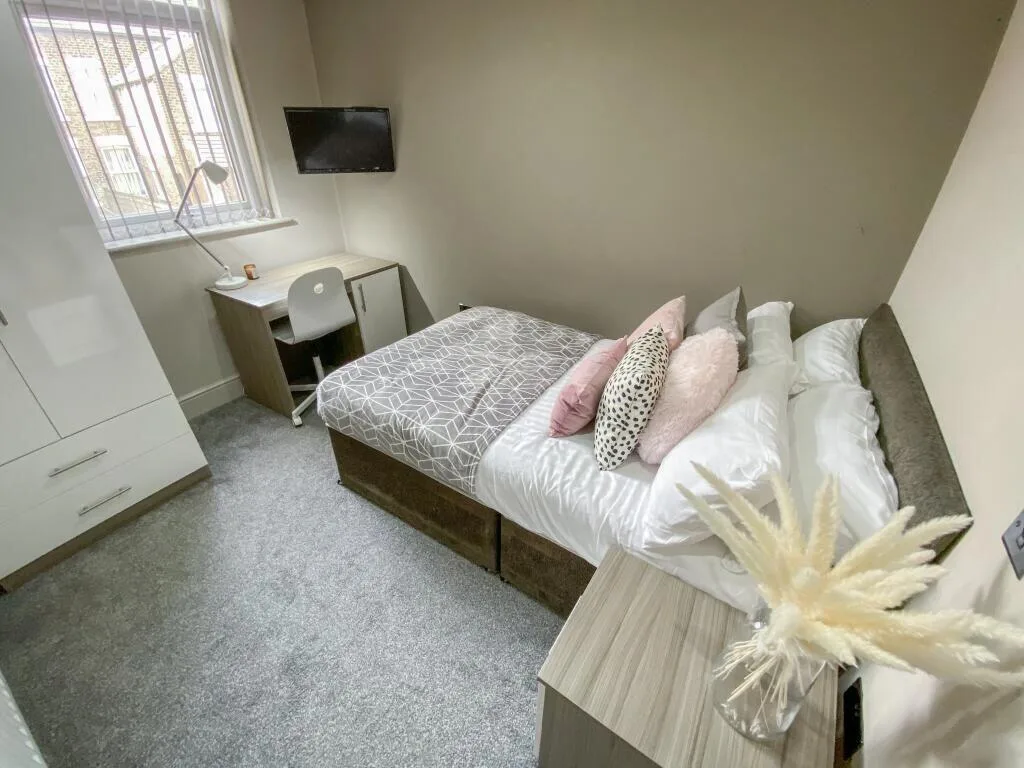 6 bedroom terraced house for rent