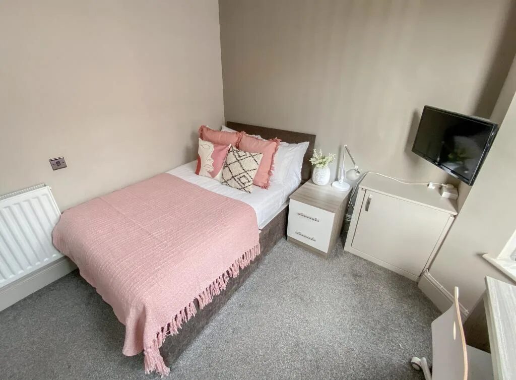 6 bedroom terraced house for rent