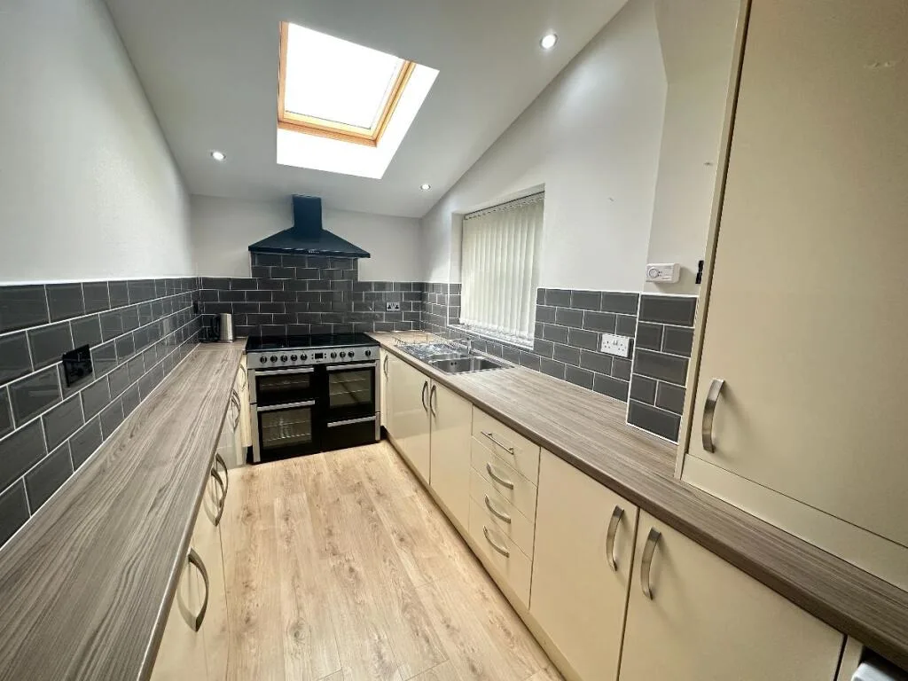 6 bedroom terraced house for rent
