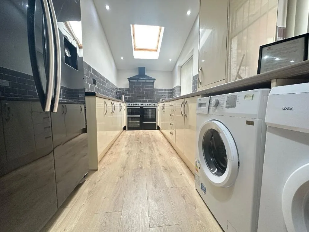 6 bedroom terraced house for rent