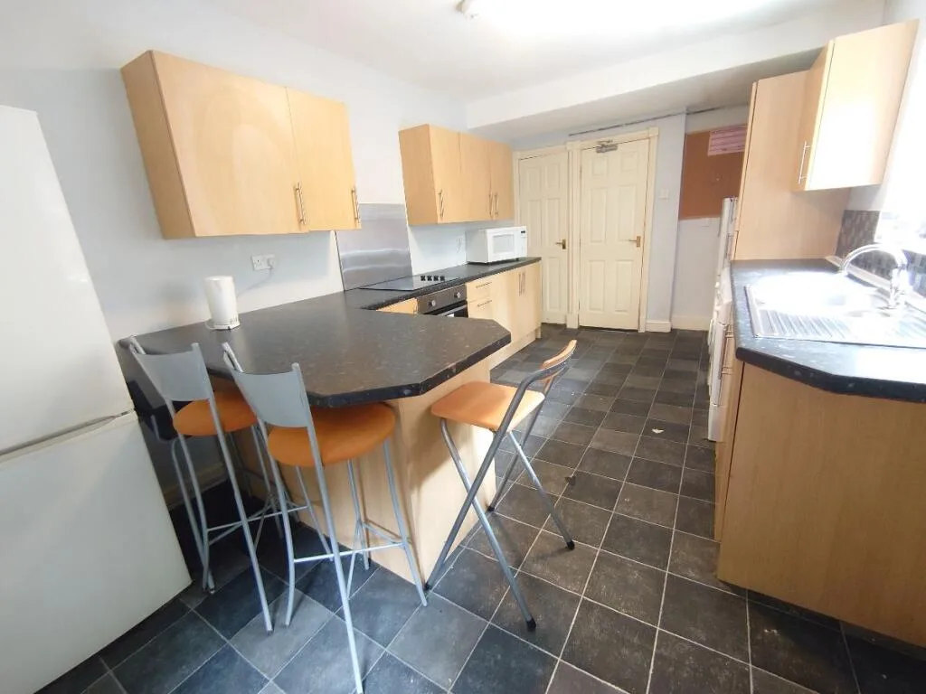 4 bedroom semi-detached house for rent