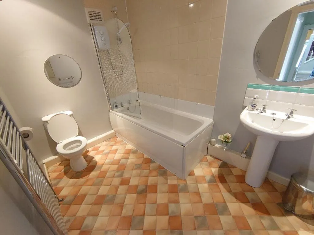 4 bedroom semi-detached house for rent