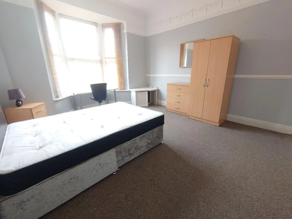 4 bedroom semi-detached house for rent