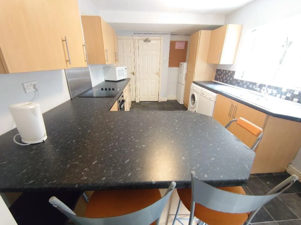 4 bedroom semi-detached house for rent