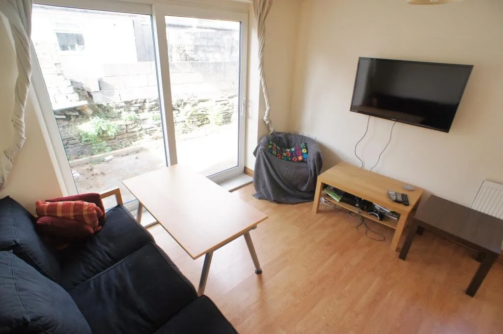 6 bedroom house for rent