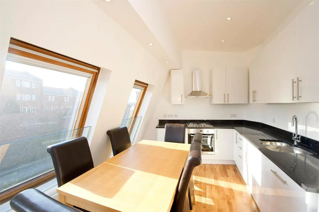 4 bedroom maisonette for rent