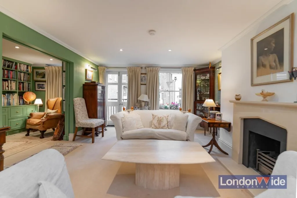 3 bedroom mews property for rent