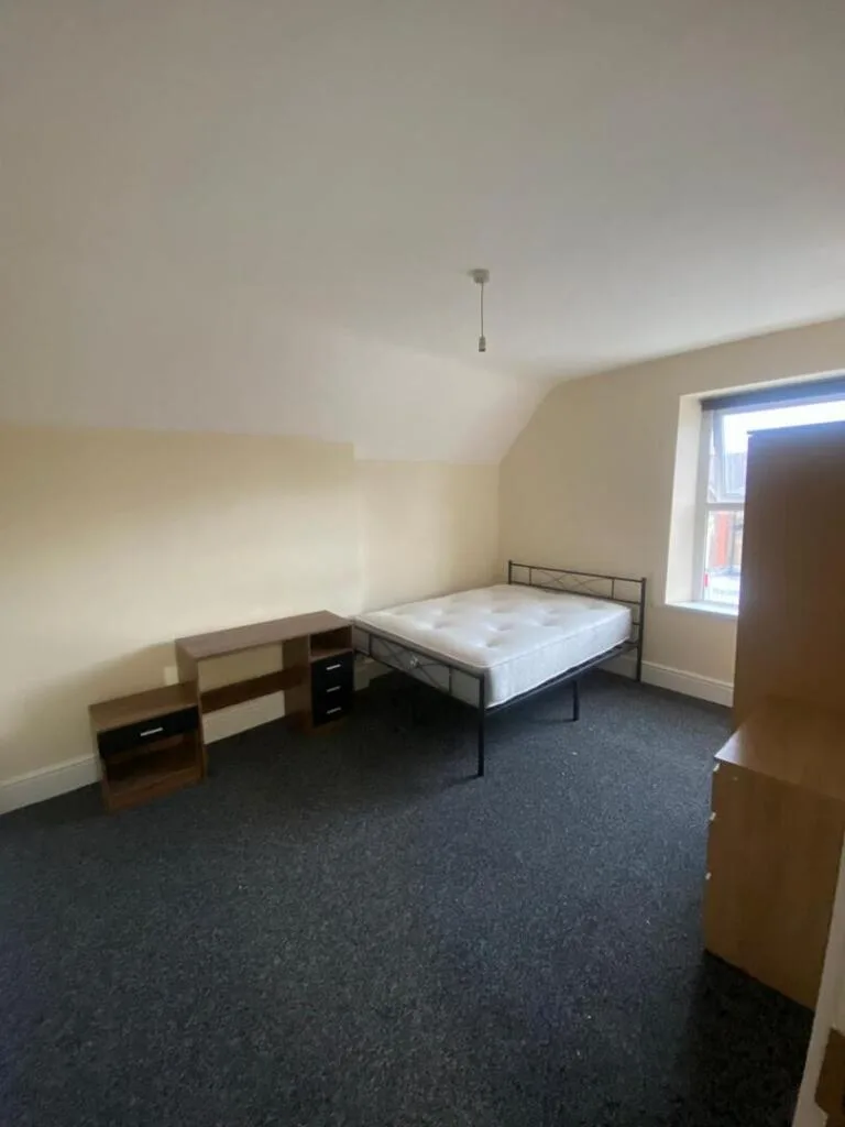 5 bedroom flat for rent