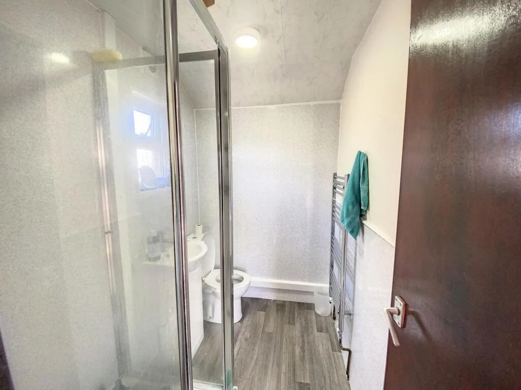 6 bedroom end of terrace house for rent