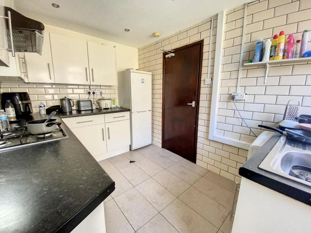 6 bedroom end of terrace house for rent