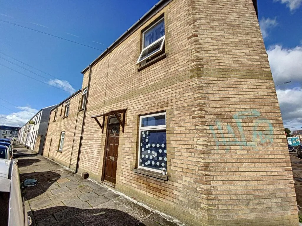 6 bedroom end of terrace house for rent