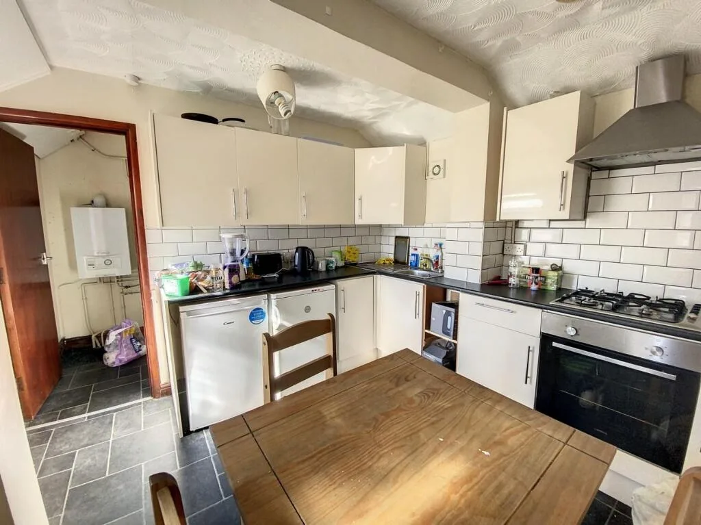 6 bedroom end of terrace house for rent