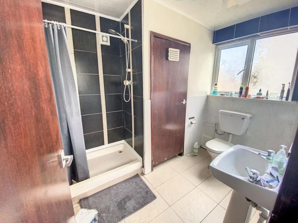 6 bedroom end of terrace house for rent