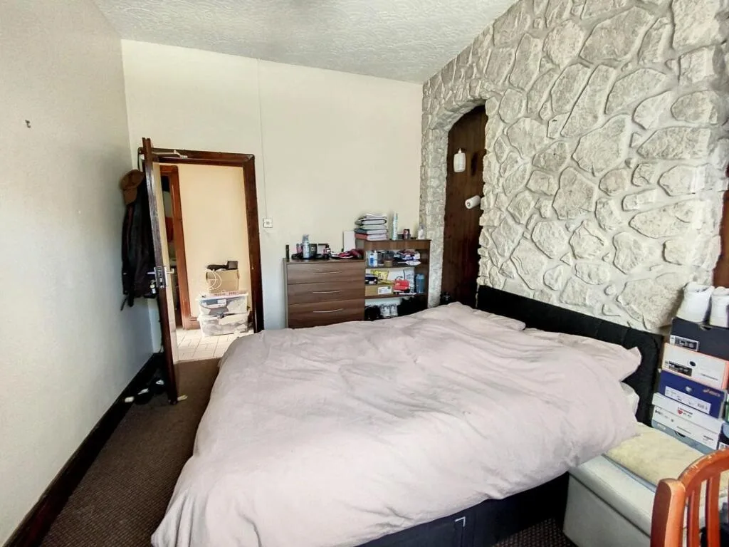 6 bedroom end of terrace house for rent