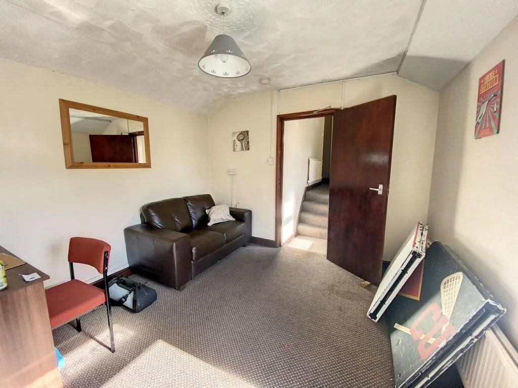 6 bedroom end of terrace house for rent