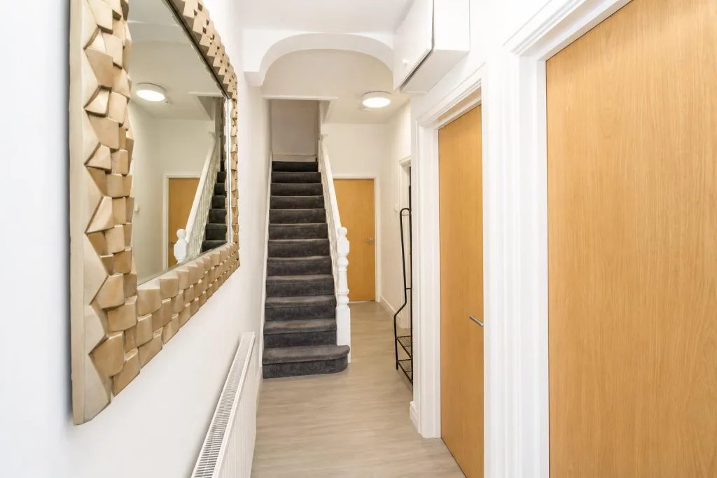 6 bedroom private hall for rent