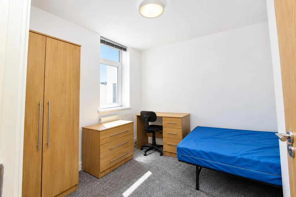 6 bedroom private hall for rent