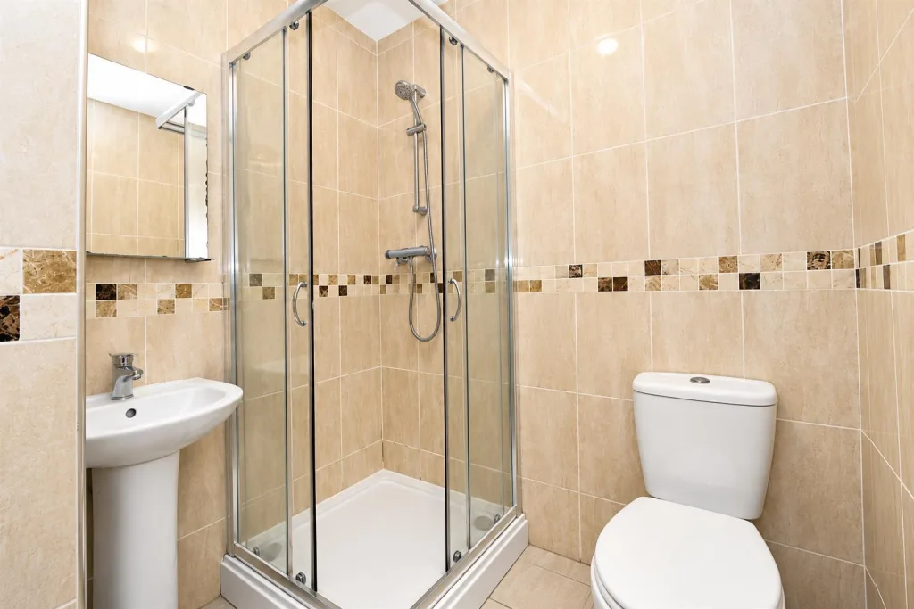 6 bedroom private hall for rent